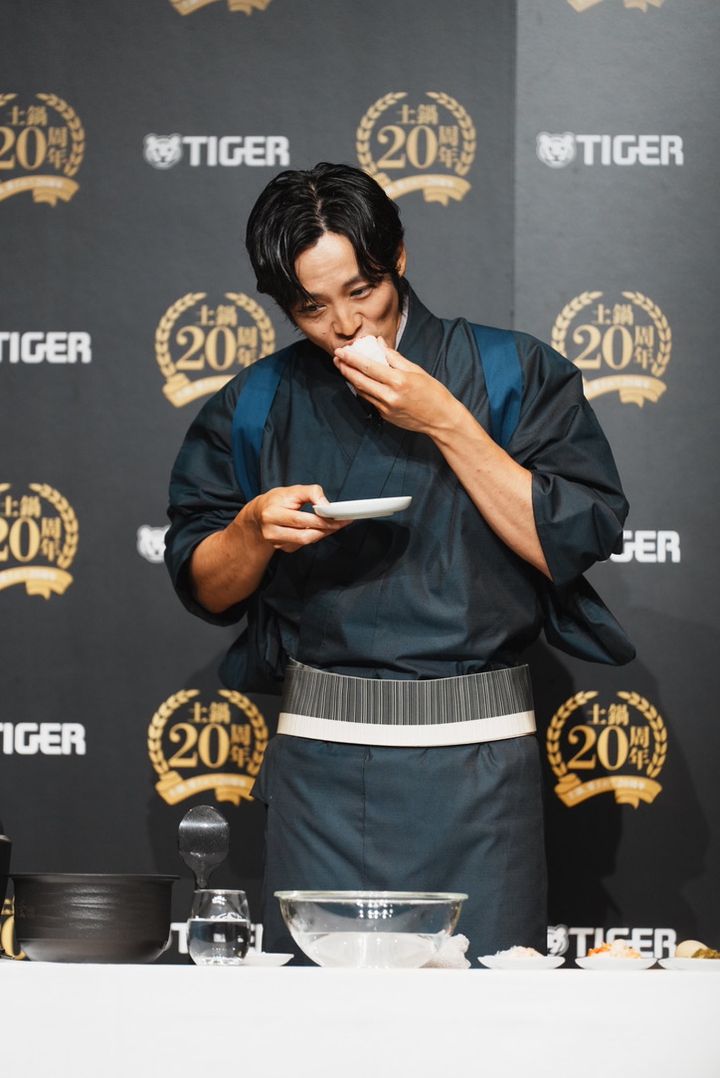 松坂桃李さん_つくったおにぎりを実食