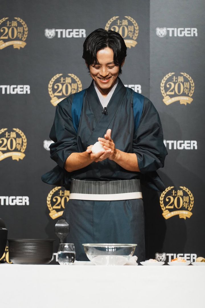松坂桃李さん_おにぎり作りに挑戦