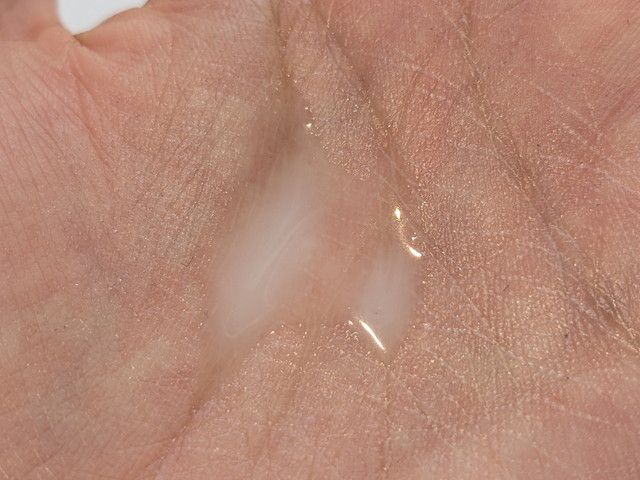 グローシンク ファーストハイドレーターのテクスチャー。手のひらにミルクのような白い乳液状のテクスチャーが広がっている