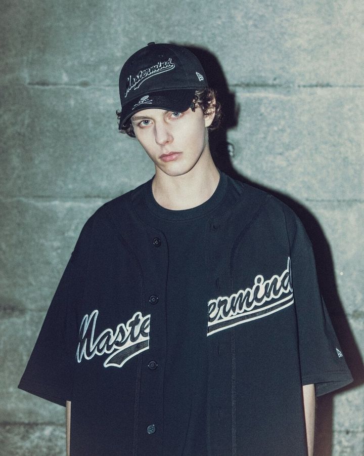 New Era®（ニューエラ）が、1997年に本間正章が立ち上げた日本発のラグジュアリーストリートブランド・mastermind JAPAN（マスターマインド・ジャパン）とのコラボレーションによるカプセルコレクションをリリースする。