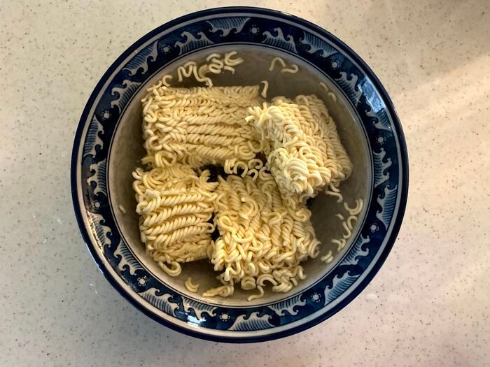 お湯を沸かさない『袋麺』の作り方！カップ麺でも試してみた→“ラクすぎて戻れない”結果に…
