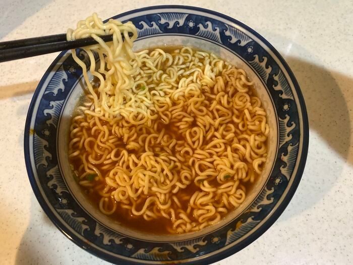 お湯を沸かさない『袋麺』の作り方！カップ麺でも試してみた→“ラクすぎて戻れない”結果に…