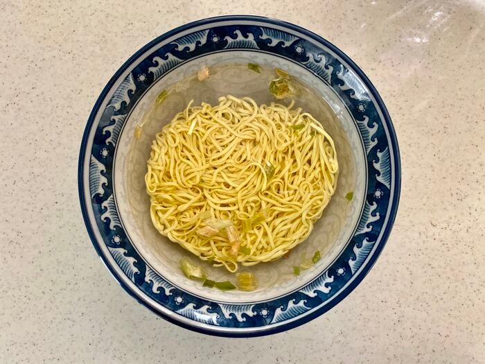 お湯を沸かさない『袋麺』の作り方！カップ麺でも試してみた→“ラクすぎて戻れない”結果に…