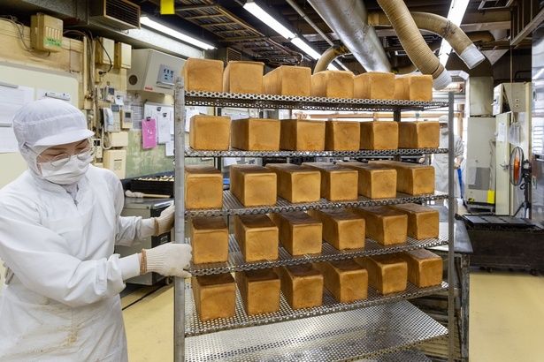 焼き上がったばかりの食パン。厨房に芳醇な香りが立ち上る
