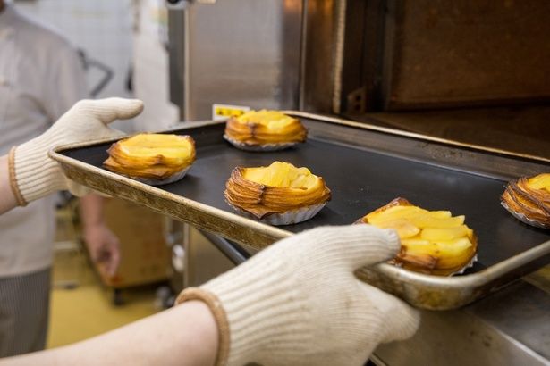 【写真】オーブンから届く焼きたての香り。思わず食欲をそそる、黄金色のデニッシュが焼き上がった瞬間だ