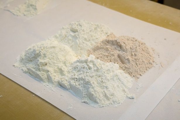 性質の異なる4種類の小麦粉。その日の気温や湿度に合わせて、ベストな配合に整えていくそう