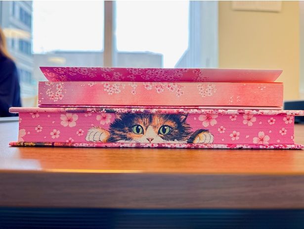  ハーパーコリンズから出版された浅倉卓弥氏の『桜待つ、あの本屋で』は、海外で出版された際に、通常版と特殊装丁版が作成された。本の側面には小口印刷で桜や猫がのぞく。