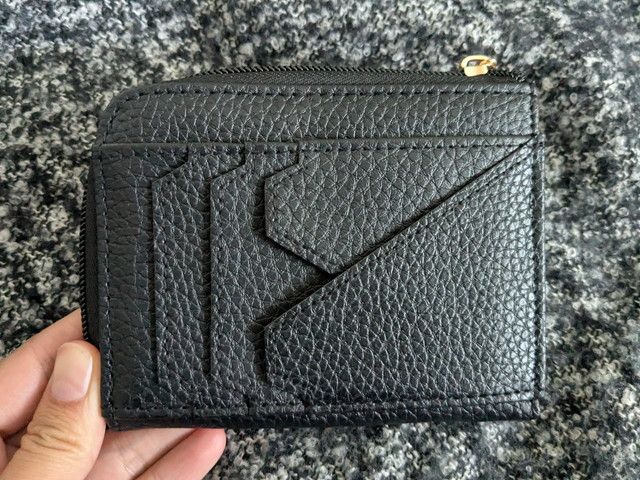 ATAOミニ財布ブラック裏面。複数のカードポケットが並ぶ使いやすいつくり