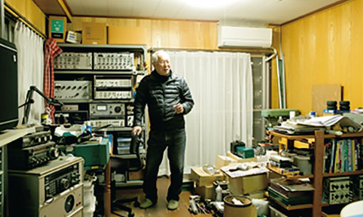 自宅近くにある久本さんの趣味の部屋。会社設立時の測定器などが揃い、ここでレギュレータ、点火モジュールなどを改造。また自宅ガレージと2カ所にエンジンとフレーム以外にほぼすべてのパーツのスペアがあるとか