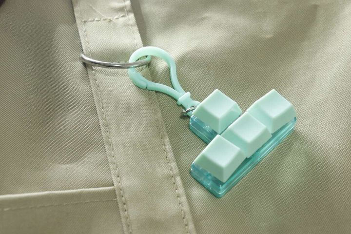 カラーブロックキーホルダー バッグに装着