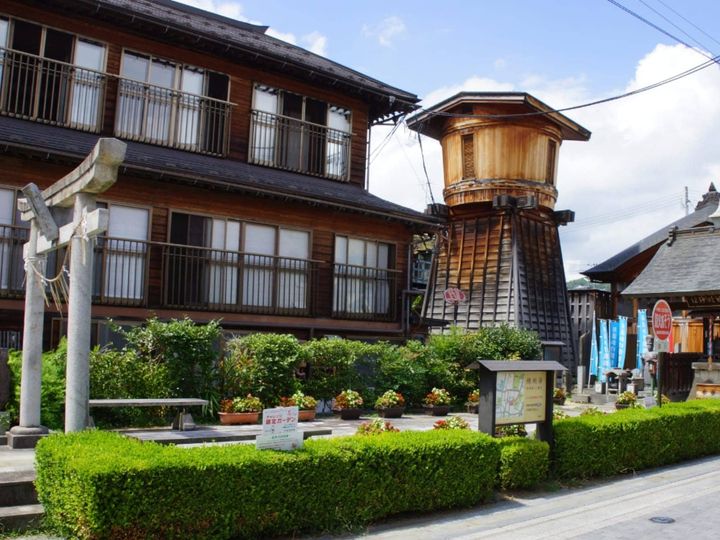 福島県福島市の飯坂温泉は、「奥州三名湯」のひとつに数えられる歴史ある温泉地です。2世紀頃には日本武尊、江戸時代には松尾芭蕉も訪れたといわれ、街には9つの共同浴場が点在。熱めの湯とノスタルジックな街並み、名物グルメを楽しめます。