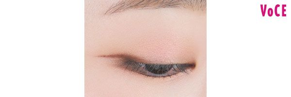 目頭からラインを引かず、黒目外側から目の周りの骨まで延長