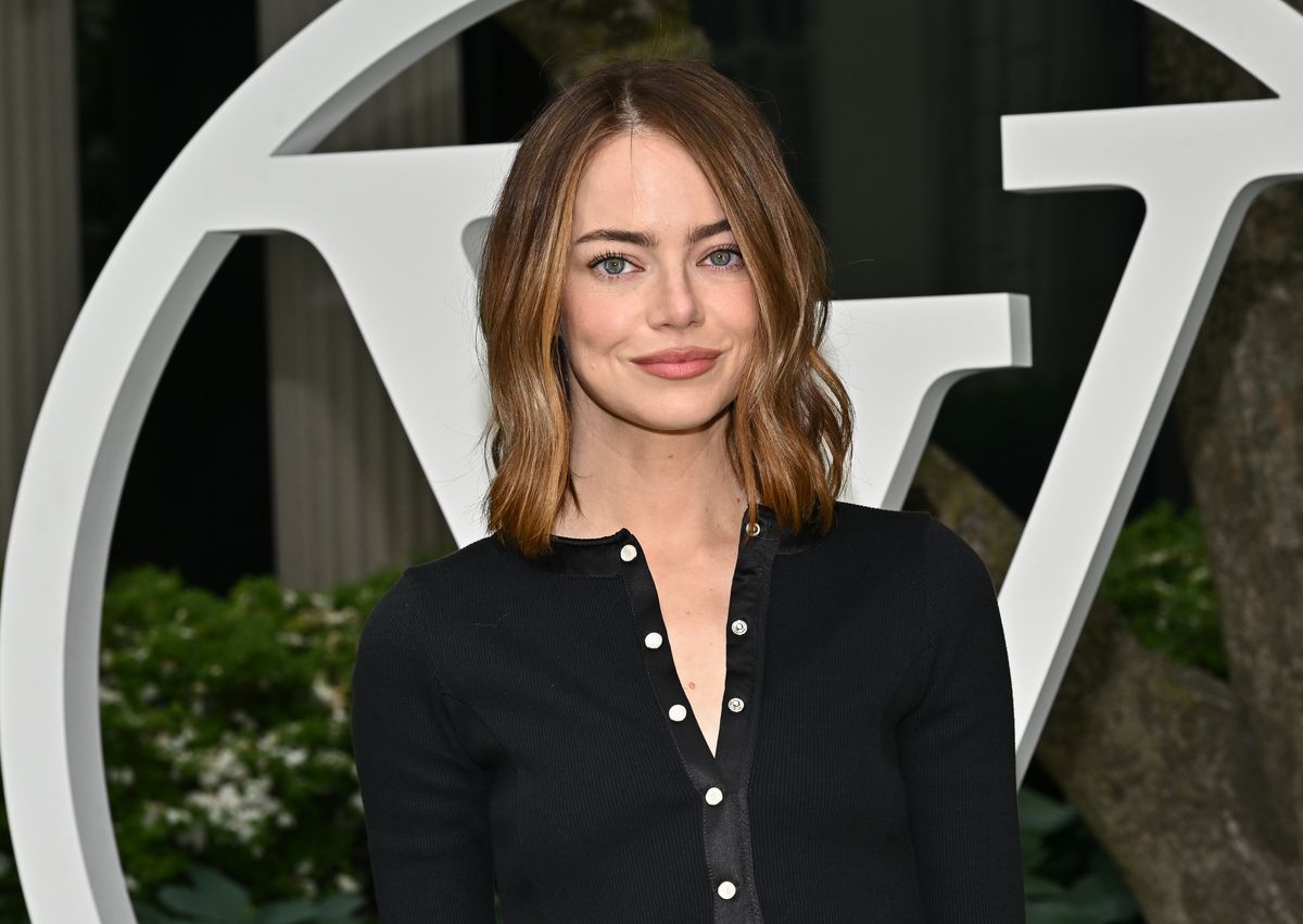 エマ・ストーンがルイ・ヴィトンのクルーズコレクションに登場