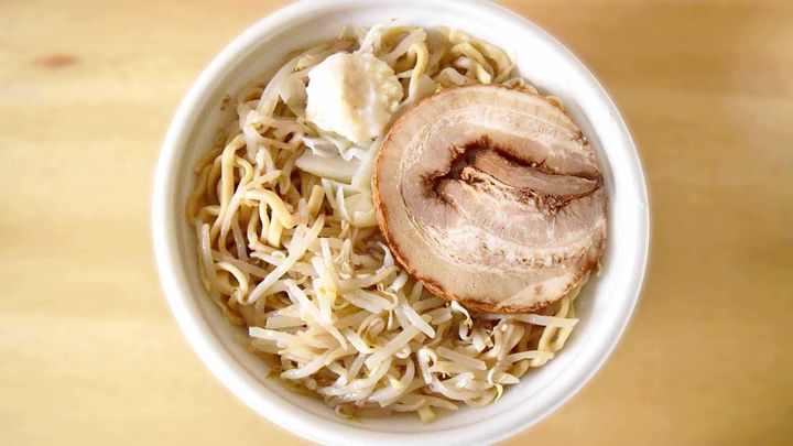 大きなチャーシューをはじめ、もやしやキャベツ、にんにくをトッピング