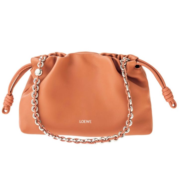 「柔らかなレザーと巾着型が好み♡」（Ｋ） バッグ“フラメンコパース”[H20×W30×D10.5]￥541,200（ロエベ／ロエベ ジャパン クライアントサービス）