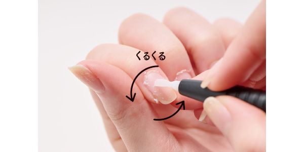 プッシャーを使って優しく甘皮を起こす
