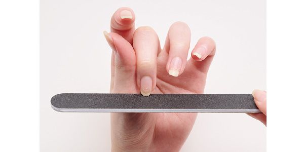 （2）爪やすりを使い、先端から削り始める