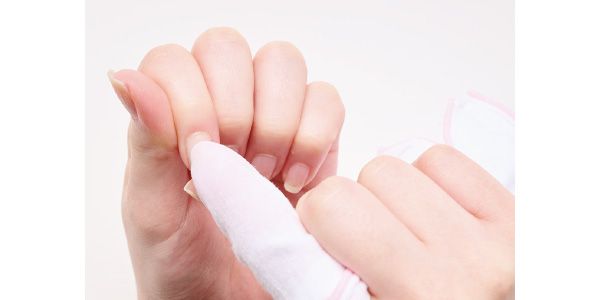 湿らせたガーゼで丁寧に拭き取る