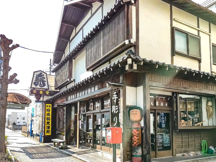 山形県天童市に位置する天童温泉は、将棋駒の生産量日本一の街に湧く温泉です。美肌効果を期待できる無色透明な硫酸塩泉の湯が特徴で、温泉街にある3カ所の足湯も楽しめます。春の「人間将棋」や、豊富なフルーツ狩り、山寺への観光拠点としても人気です。