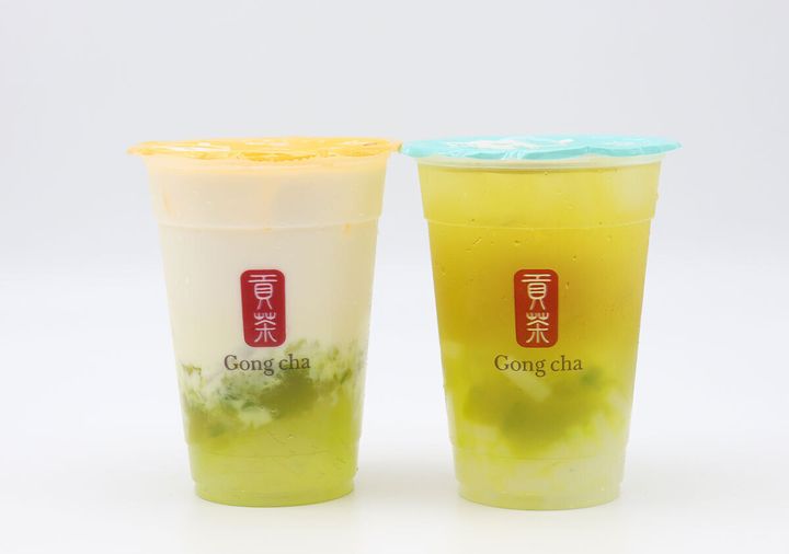 ゴンチャ「SHINE シャインマスカット ミルクティー」（左、オレンジのフタ）と「ティーエード」（右、青いフタ）の2杯が並んでいる