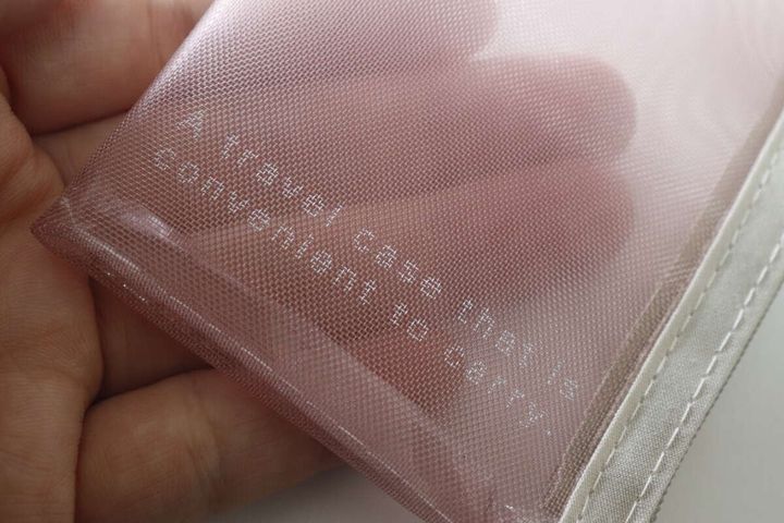 セリアのメイクお直しポーチ スリムのメッシュ