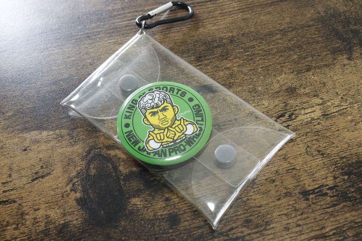 アクスタおでかけケース（カラビナ付、ブラック）に缶バッジを入れる