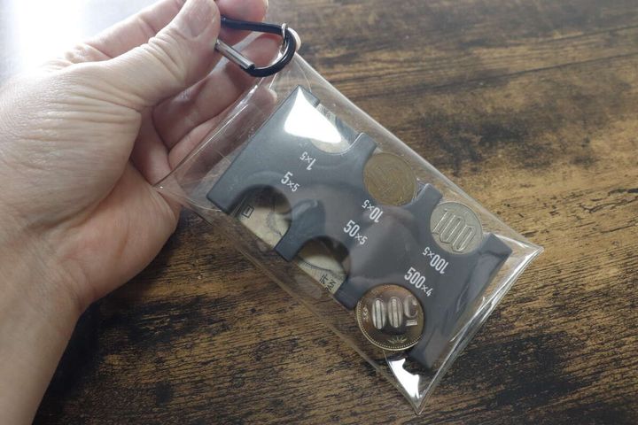 ダイソーのアクスタおでかけケース（カラビナ付、ブラック）とコインホルダー（クリップ付）を組み合わせる