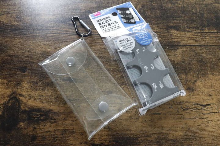 ダイソーのアクスタおでかけケース（カラビナ付、ブラック）とコインホルダー（クリップ付）