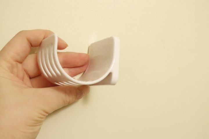 セリアのマグネットバススポンジホルダーを浴室に設置する