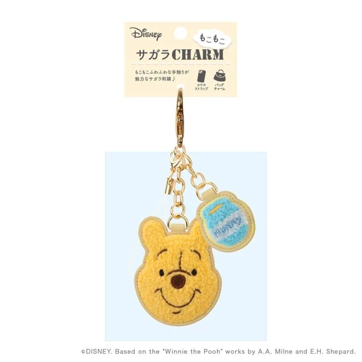 くまのプーさんのサガラチャームをバッグに取り付けた使用イメージ
