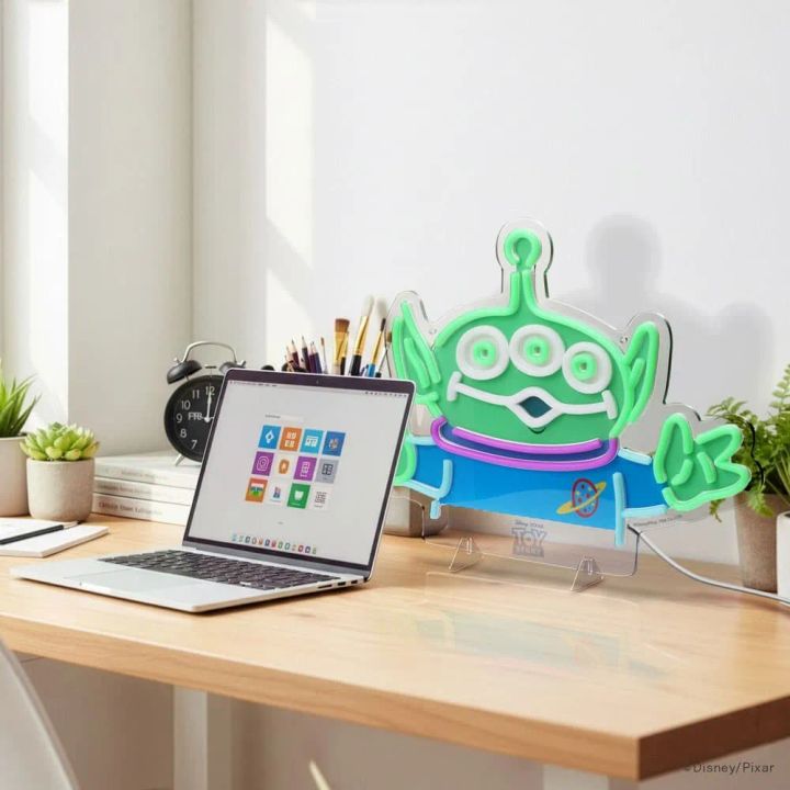 エイリアンのLEDネオンライト点灯時の全体像