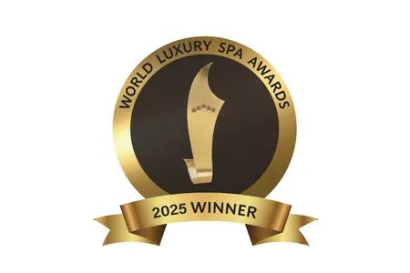 World Luxury Spa Awards 2025 Winner の金色円形バッジ。スパ部門の受賞を示す公式ロゴで、トロフィーと受賞年を記載
