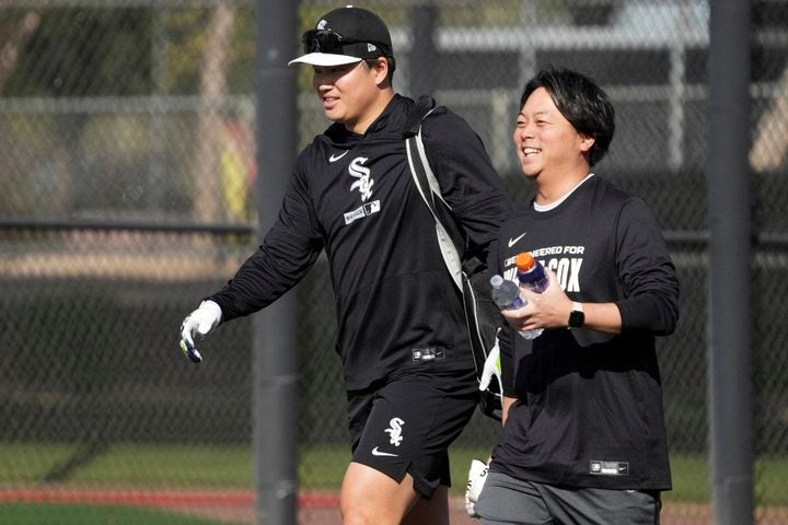 村上宗隆（左）と通訳の八木賢造（C）ロイター