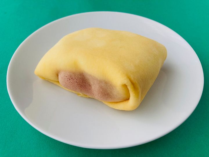 「クレープもっちもち！」「めちゃくちゃ美味しい！」【セブン】ショートケーキ仕立ての「もっちもち食感クレープ」