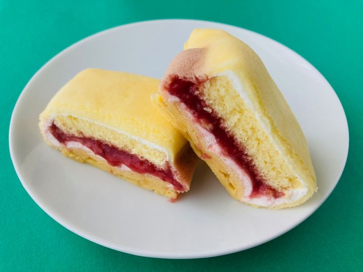 「クレープもっちもち！」「めちゃくちゃ美味しい！」【セブン】ショートケーキ仕立ての「もっちもち食感クレープ」