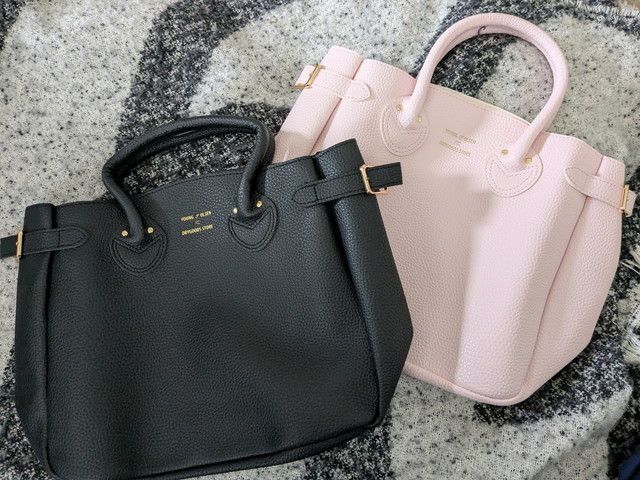 YOUNG & OLSEN The DRYGOODS STOREのベルテッドトートバッグ2色。ブラックとピンクを並べた様子
