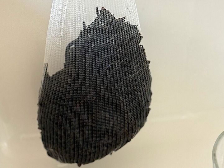ひじきを排水溝ネットに入れている