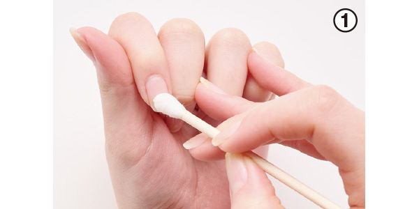 除光液を使って、表面の油分を拭き取る