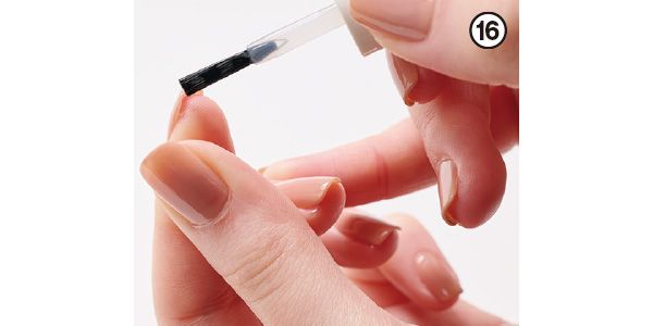 爪先と表面にトップコートを塗布