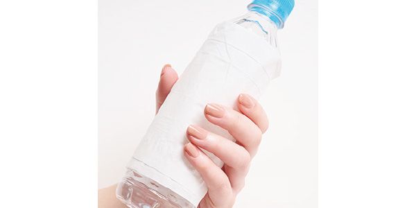 早く乾かしたいときは、凍らせたペットボトルを握る