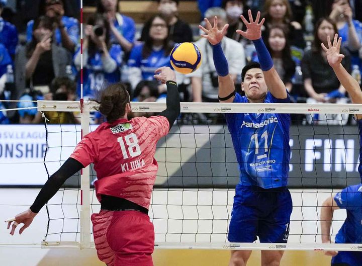 画像: 大阪Ｂ・西田がブロック バレーＳＶリーグ男子決勝 サントリー―大阪Ｂ 第１セット、ブロックする大阪Ｂ・西田＝横浜アリーナ（共同）