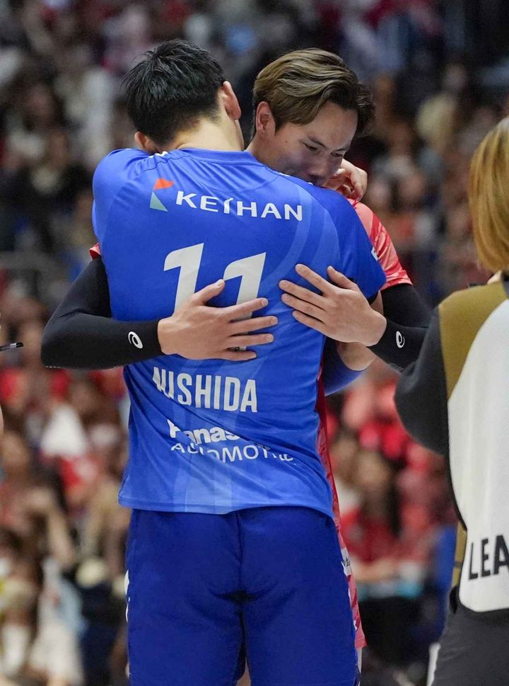 画像: 西田と高橋藍 バレーＳＶリーグ男子決勝 試合後、大阪Ｂ・西田（手前）と抱き合うサントリー・高橋藍＝横浜アリーナ（共同）