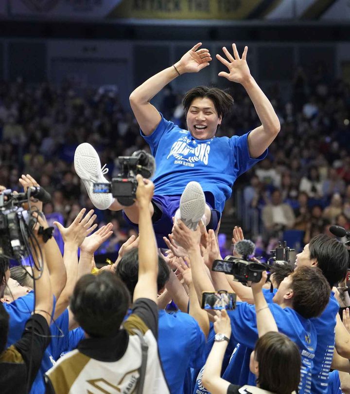 画像: 大阪Ｂ・清水が胴上げ バレーＳＶリーグ男子決勝 優勝を決め、胴上げされる大阪Ｂ・清水＝横浜アリーナ（共同）