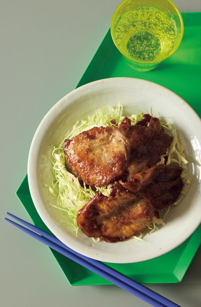 実は『冷たい油』から焼くのが大正解！？ワタナベマキさん流〈豚肉のしょうが焼きの作り方〉を大公開