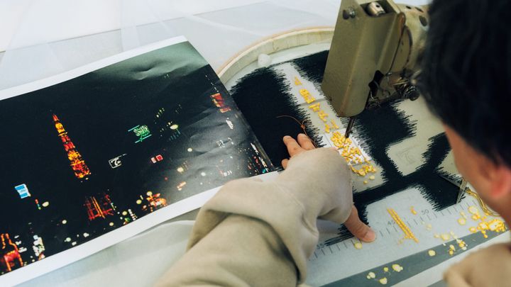現代美術家・青山悟 刺繍作品の制作風景