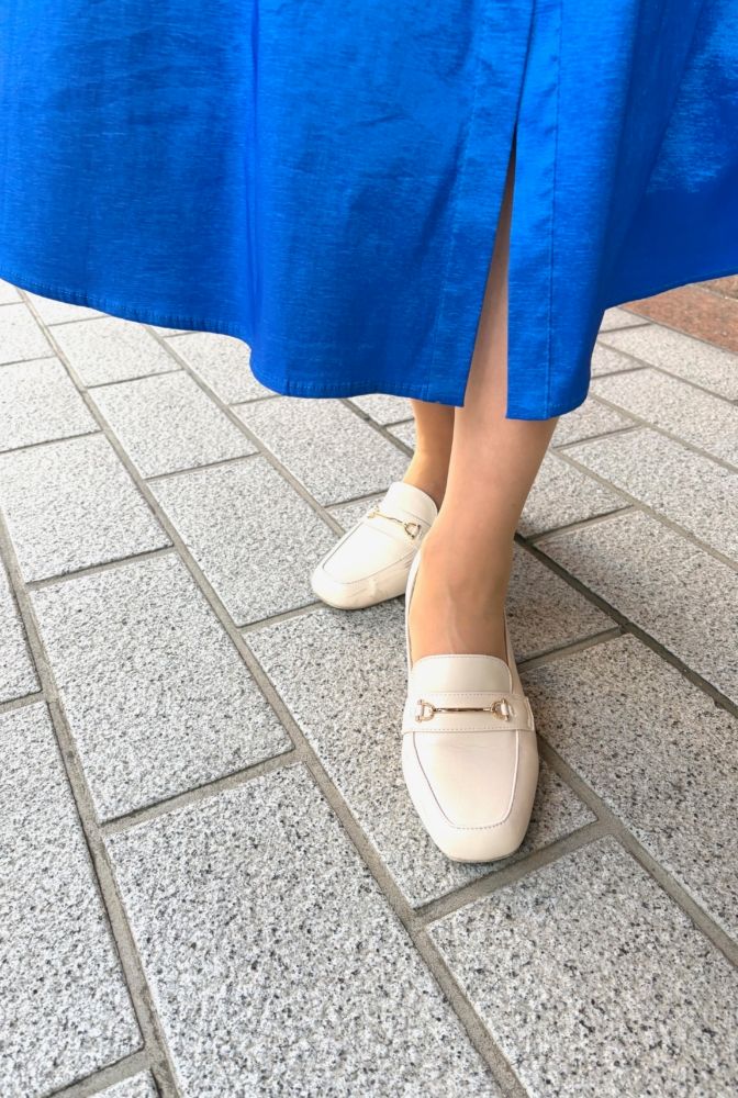 靴はホワイトベージュのローファー