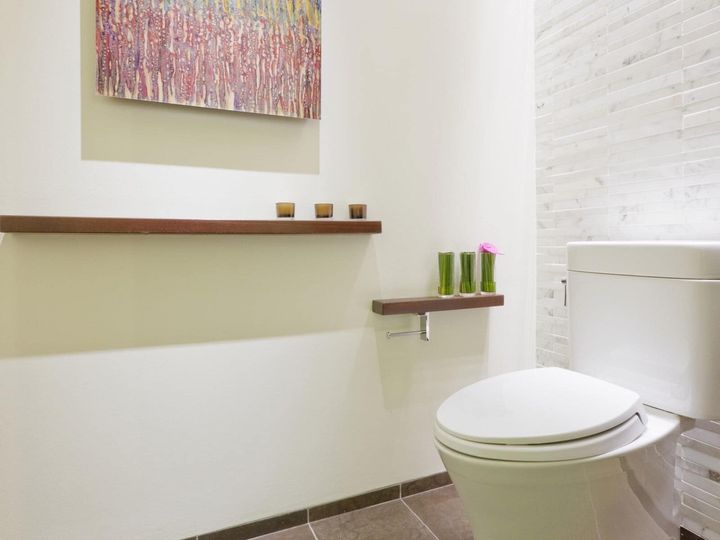 トイレの換気扇はつけっぱなしにするべきでしょうか。もしくは使った後だけでもいいのでしょうか。今回は、その答えと理由、そしてトイレの換気扇掃除をラクに済ませられる100均グッズについてご紹介します。