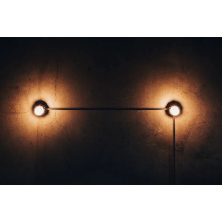 CAST ALUMINUM LAMPの本体クローズアップ。アルミ鋳物の表面に重曹仕上げの酸化被膜加工が施された質感の詳細。