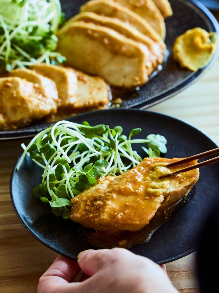 鶏胸肉のチャーシューに辛子をつける