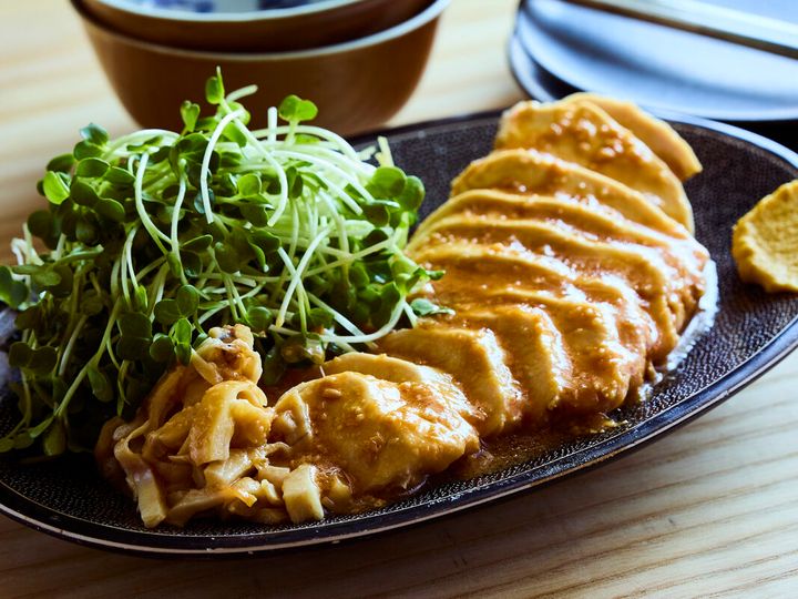 みそだれがかかった鶏胸肉のチャーシュー